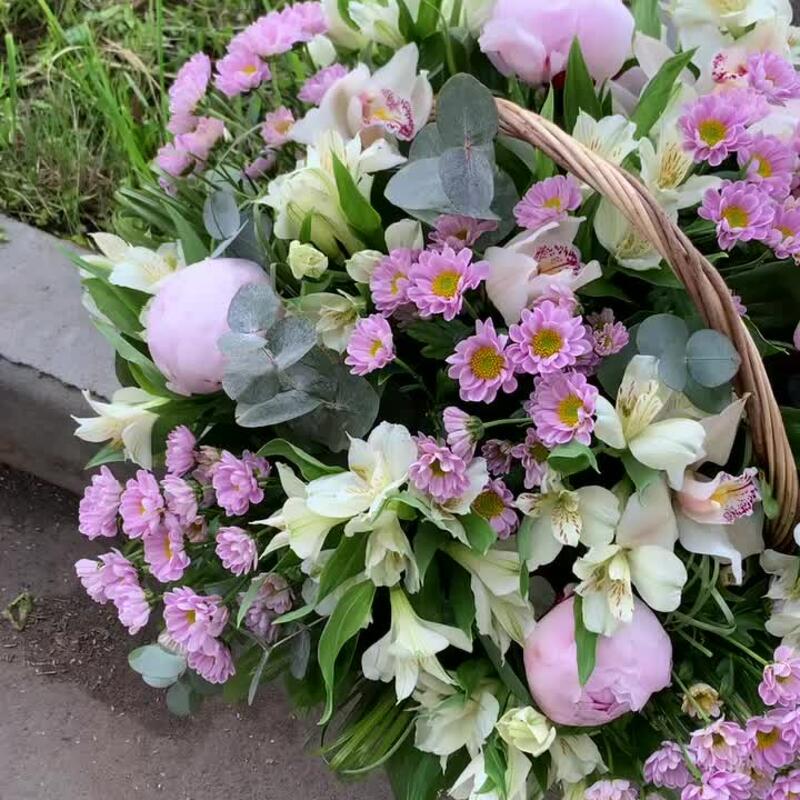 Корзина с пионами, альстромерией и сантини