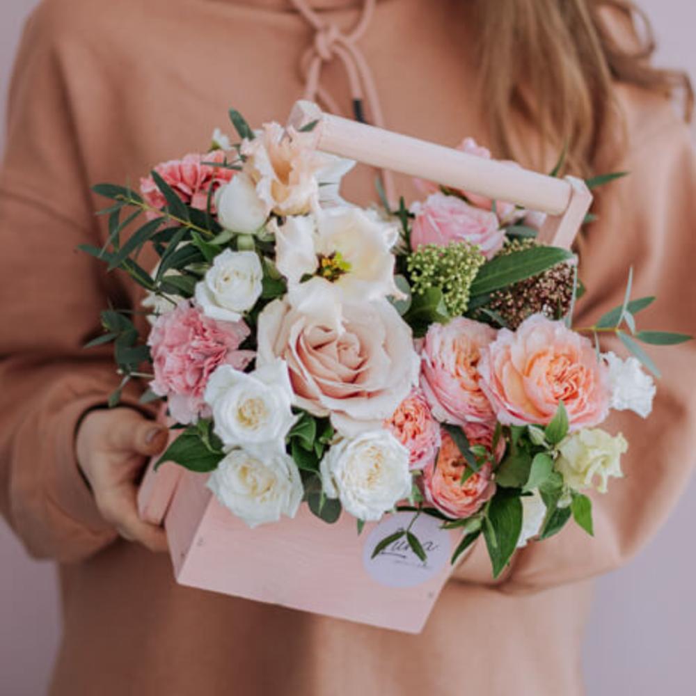 Цветочный ящик с пионовидными розами Цветочный ящик с пионовидными розами