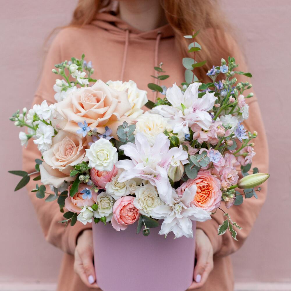 Шляпная коробка с пионовидными лилиями Шляпная коробка с пионовидными лилиями