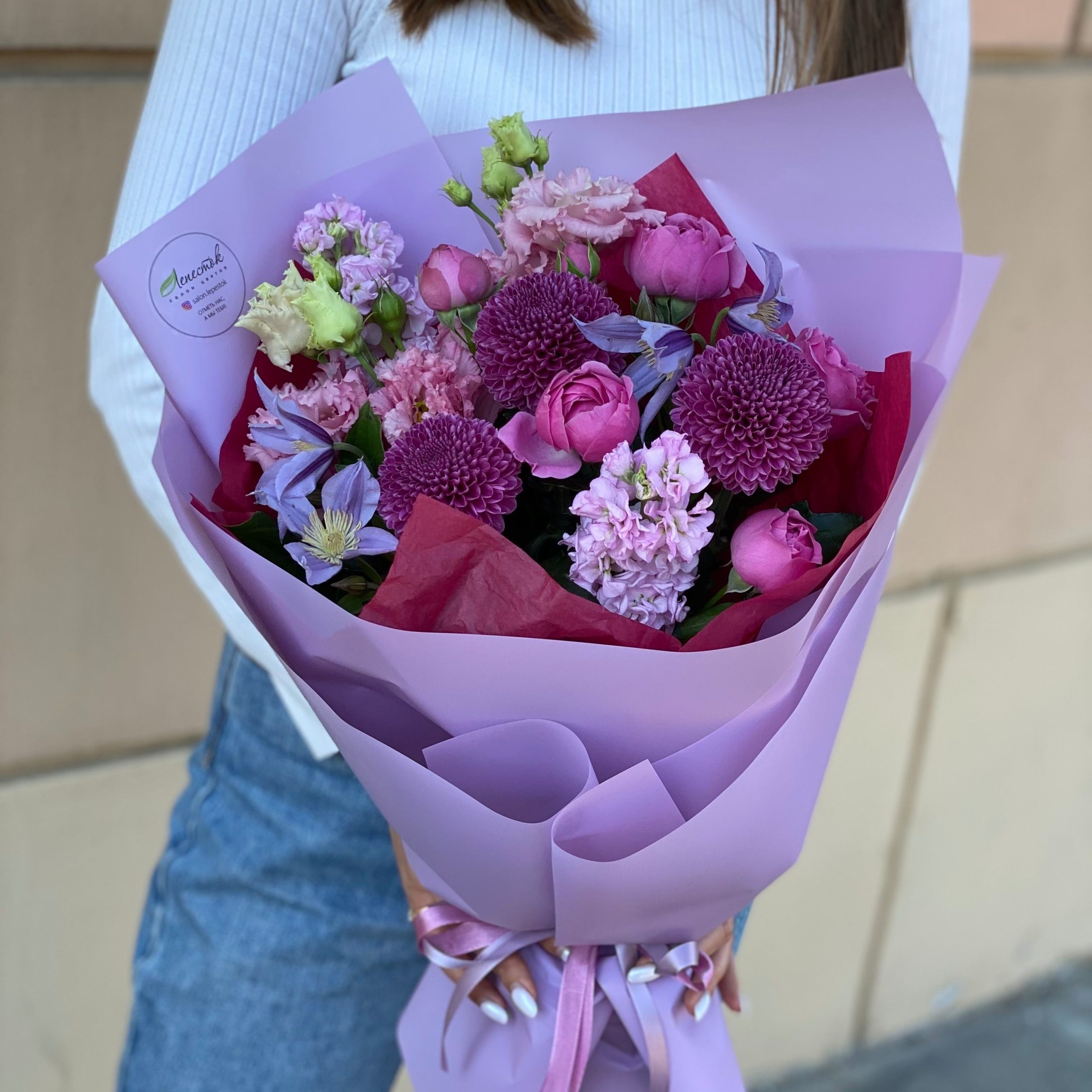 Букет из хризантемы Густав, маттиол, пионовидных роз